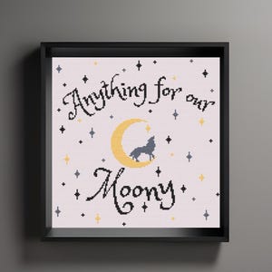 Könnte beinhalten: Eine weiße Kreuzstich-Stickerei mit einem schwarzen Wolf, der zu einem gelben Halbmond heult. Der Text "Anything for our Moony" ist in schwarzer Kursivschrift gestickt.