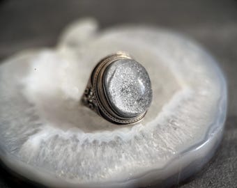 Ovaal kwarts met minerale insluitsels verstelbare ring in sterlingzilver, blauwe en witte glinsterende insluitsels, kristallen ringen, stenen ringen