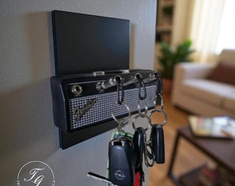 Llavero con forma de amplificador de guitarra, soporte de pared para llaves de amplificador de música con 4 llaveros de conector de audio, regalo artesanal para músicos, decoración de entrada para amantes de la guitarra.