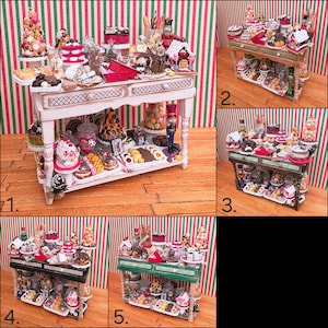 Könnte beinhalten: Ein Miniatur-Dessertwagen aus Holz mit zwei Ebenen, gefüllt mit weihnachtlichen Leckereien im Puppenhausmaßstab, darunter Kuchen, Kekse, Lebkuchenhäuser und Nussknacker-Figuren. Der Wagen ist in Weiß, Schwarz oder Grün erhältlich.