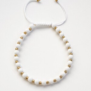 White Matte Onyx Armband, 18K Gold Filled Perlen, Verstellbar
