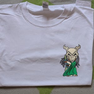 Pode incluir: Um conjunto de três canecas de cerâmica com acabamento manchado e fosco. As canecas são em tons de creme, cinza claro e cinza escuro. Cada caneca tem um design simples e minimalista e uma alça arredondada. As canecas estão empilhadas.