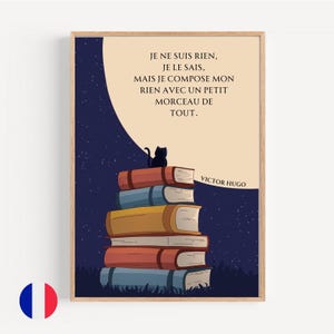 Può includere: Un gatto nero è seduto su una pila di libri colorati su uno sfondo blu scuro con stelle bianche. La luna è visibile nell'angolo in alto a sinistra. La citazione "Je ne suis rien, je le sais, mais je compose mon rien avec un petit morceau de tout." di Victor Hugo è stampata sul poster.