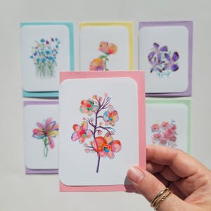 ハンドメイドの花柄ノートカード6枚セット。鮮やかな手描きの花のアート。内側は空白。封筒付き。サンキューやあらゆる機会に使える文房具。
