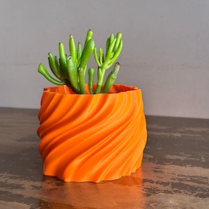 Maceta naranja retorcida con orificio de drenaje / Maceta de plástico reciclado para cactus, suculentas y vegetación / Tamaños pequeño y grande