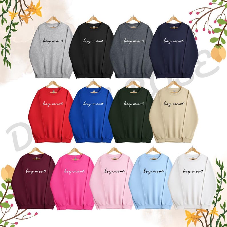 Op de afbeelding: Een set van 12 sweatshirts in verschillende kleuren, elk met de tekst "boy mom" in witte letters. De sweatshirts zijn allemaal met ronde hals en lange mouwen.