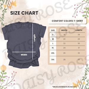 Puede incluir: Una tabla de tallas para una camiseta Comfort Colors, con medidas en pulgadas. La tabla incluye tallas de la S a la 3XL, con las medidas correspondientes de ancho y largo. La camiseta es de color gris liso y la tabla se muestra sobre un fondo blanco.