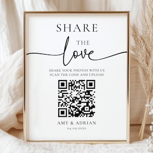 Peut inclure: Panneau encadré avec l'inscription "SHARE the love" en écriture noire. En dessous, il est écrit "SHARE YOUR PHOTOS WITH US SCAN THE CODE AND UPLOAD". Un code QR est au centre, avec des noms et une date en bas. Le cadre est doré.