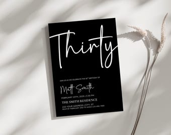 Può includere: Invito di compleanno nero con la parola "Thirty" in corsivo bianco. L'invito include i dettagli per il 30° compleanno di Matt Smith, tra cui data, ora e luogo. Sono fornite anche informazioni RSVP.