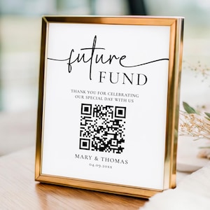 Può includere: Un cartello incorniciato con bordo dorato e sfondo bianco. Il cartello recita "future FUND" in elegante scrittura nera. Sotto c'è un codice QR e il testo "THANK YOU FOR CELEBRATING OUR SPECIAL DAY WITH US" e i nomi "MARY & THOMAS" con una data.
