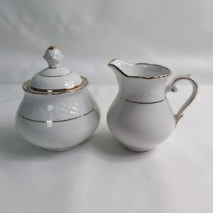 Schumann Arzberg Barock-Geschirrset mit weißem Relief – Romantisches Vintage-Porzellan. Sahnekännchen und Zuckerdose Set aus Porzellan - 70er Jahre Geschirr