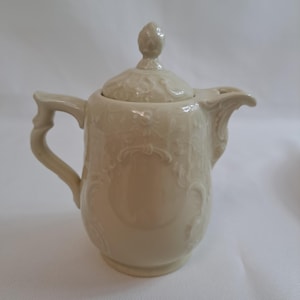 Rose Sanssouci Classique Rosenthal. Collection Rosenthal Sanssouci Classique Rose blanche, couleur ivoire. Théière et cafetière individuelle vintage.