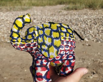 Juguete de elefante con estampado africano, hecho a mano en tela de Kenia