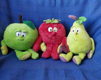Juego de tres juguetes de peluche vintage de la banda de las diosas, de manzana, pera y fresa.