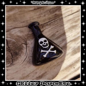 Può includere: Una bottiglia nera triangolare con un disegno a teschio e ossa incrociate. La bottiglia ha una finitura lucida e il testo "Midnight Poison" è in alto. Le parole "Glitter Paradise" sono in basso.