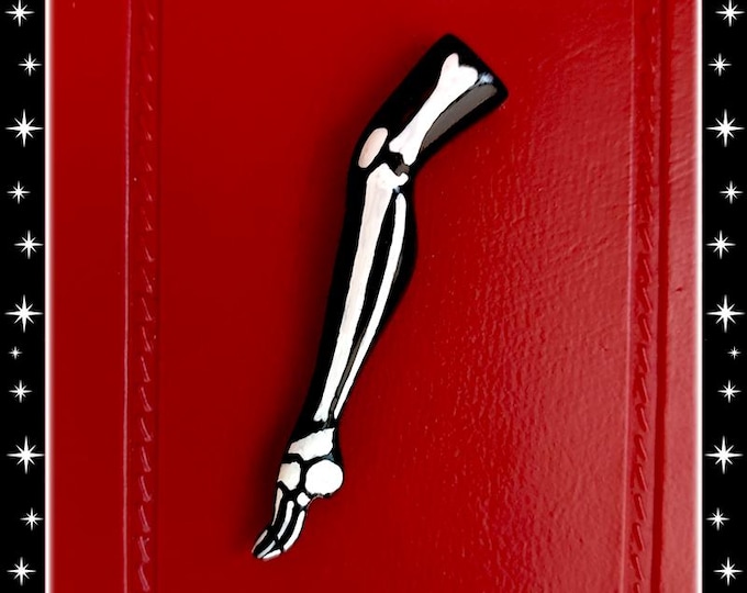 Dead Pinup Leg - Brooch - Pinup Leg Brooch - Pin-Up Leg Brooch - Skeleton Leg Brooch - Leg Bones Jewelry - Bones Jewelry - Glitter Paradise®