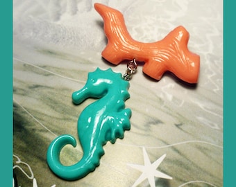 Fakelite SeaHorse & Coral - Brosche - Unterwasser - Sea Life - Ozean Brosche - Ocean Lover - Meerjungfrau - Seepferdchen Brosche - Glitter Paradise®