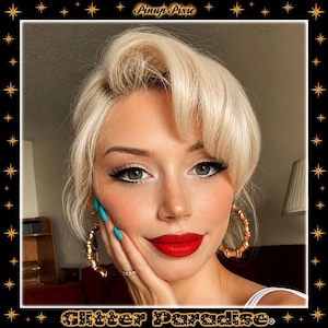 K&ouml;nnte beinhalten: Eine Person mit blondem Haar in einer Vintage-Frisur, die gro&szlig;e goldfarbene Creolen im Bambus-Design tr&auml;gt. Die Person hat leuchtend roten Lippenstift, einen Lidstrich und t&uuml;rkisfarbene Fingern&auml;gel. Der Text Pinup Pixie und Glitter Paradise ist zu sehen.
