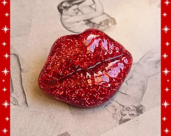 Konfetti Lucite Kiss - Brosche - Glitzer Lippen - Küss mich - Rote Lippen - Mid-Century Modern - 50er Jahre - Vintage Inspirationen - Retro - Glitter Paradise®