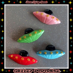 Retro Flying Saucer - Brooch - Retro Futurism - Flying Saucer Brooch - UFO Jewelry - Alien Jewelry - 50s Retro Future - Glitter Paradise®