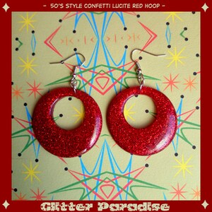 Confetti Lucite Hoops Red - Boucles d&#39;Oreilles - Créoles en Lucite - 1950 - Créoles à Paillettes - Créoles Retro Pinup - Glitter Paradise®