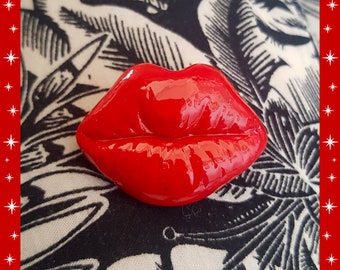 Kiss Me - Brosche - Kuss - Rote Lippen - Roter Lippenstift - Makeup - Mund - Muah - xoxo - Kuss - Pinup Lips - Retro Schmuck - Glitter Paradise®