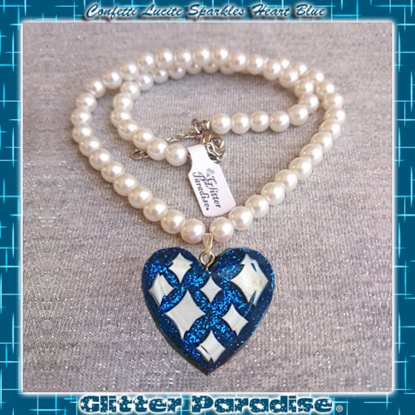 Confetti Lucite Sparkles Heart Blue & White Pearls - Collier - Mid-Century Modern - Coeur en Paillette - Pinup - Amour - Glitter Paradise®