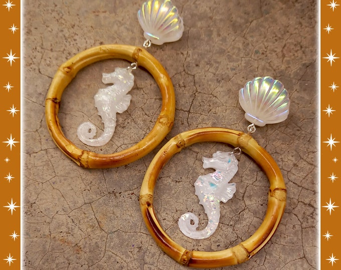 Bamboo Hoops Seychelles - Boucles d'Oreilles - Créoles en Bambou avec Hippocampe - Bijoux de Sirène - Bijoux en Bambou - Glitter Paradise®