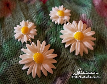 Daisy Drops - Earrings - Daisies - Flower Jewelry - Daisy Jewelry - 1960's Inpsired - Floral Earrings -  White Flowers - Glitter Paradise®
