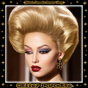 Może przedstawiać: Kobieta z blond włosami ułożonymi w bouffant, w dramatycznym makijażu oczu z różowymi i niebieskimi cieniami do powiek, w złotych kolczykach w kształcie atomu. Tło jest czarne z złotymi gwiazdami.