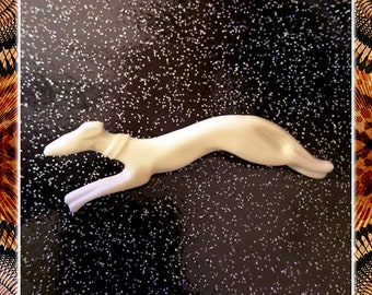 Fakelite Greyhound - Brooch - Racing Greyhound - Levrier - Fakelite - Dog Brooch - Novelty Brooch - Retro - Mid Century - Glitter Paradise®