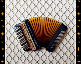 Accordion Brooch: Paris Vintage Style Resin Pin (50mm)