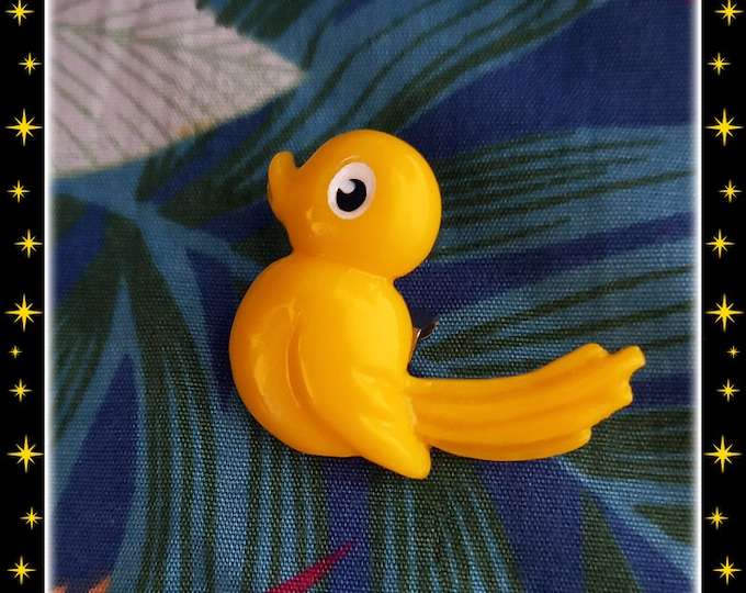 Birdie Yellow - Brooch - Bird Jewelry - Cute Birdie - Yellow Bird - Jewelry - Carved Bird - 40s - 50s - Retro - Kawaii - Glitter Paradise®