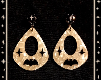 Mother of Pearl Atomic Bat - Boucles d'Oreilles - Chauve Souris - Bijoux de sorcières - Nacre - Bijoux Halloween Rétro - Glitter Paradise®