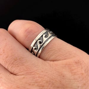 Anillo vintage de plata de ley con banda gruesa y diseño de olas isleñas, talla 4.75