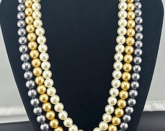 Retro glamoureuze vintage ketting met imitatieparels en een mooie sluiting, 3-strengs kralenketting met grijze, gouden en crèmekleurige kralen, 45 cm lang.