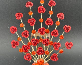 Peineta elegante vintage con forma de ramo grande de rosa roja esmaltada con diamantes de imitación naranjas y pedrería.
