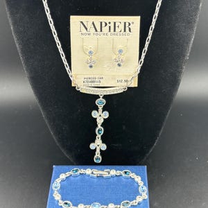 Joyería vintage Napier de cristal azul transparente con tono plateado y etiquetas originales.