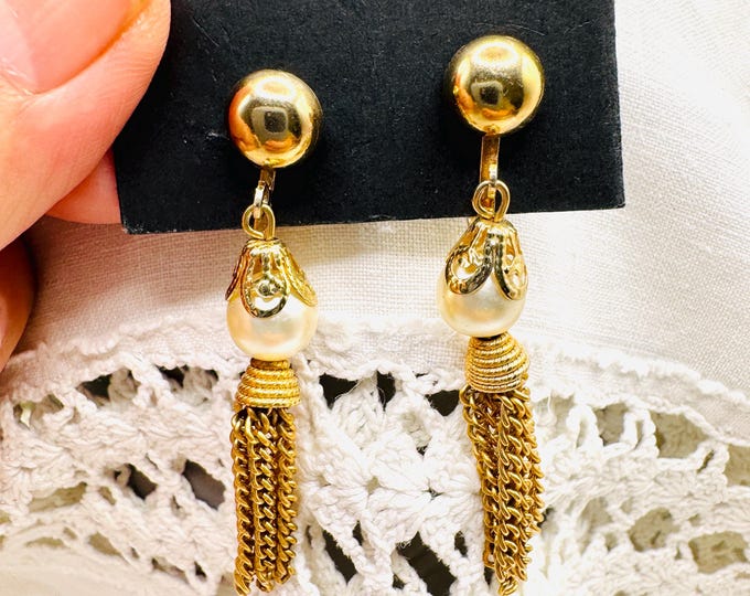 Elegant Vintage 1970s Tassel Gold Chain Clip On Earrings