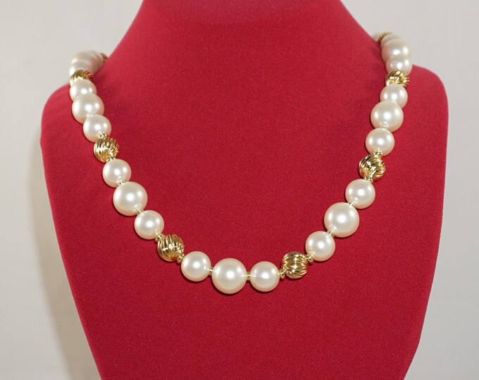 Gorgeous Signed Napier Gold Tone Pearl Necklace