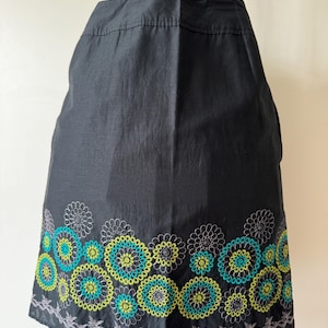 Axcess Liz Claiborne Skirt Size 6 Black Green Embroidered A Line Knee Length