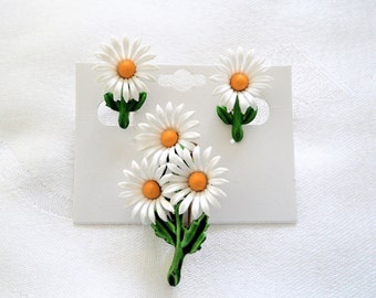 Daisy Plastic Vintage  Brooch & Clip On Earrings