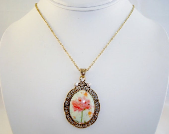 Gorgeous Shell Printed Blooming Flower Goldtone Pendant Necklace