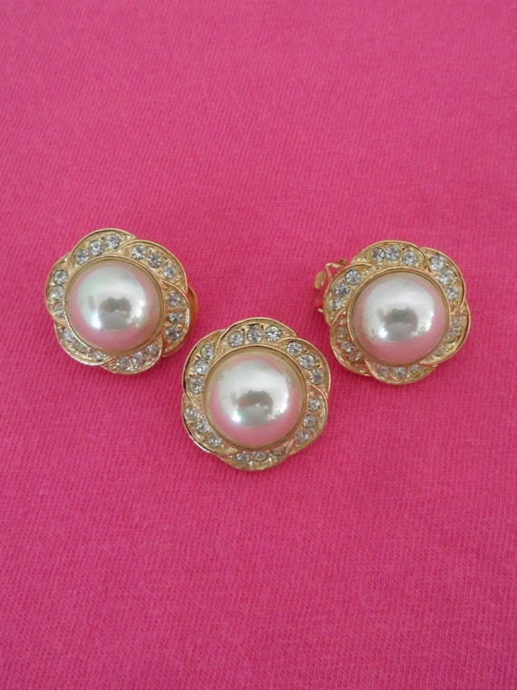 Signed Roman Clear Crystals Pearls Clip On Earring