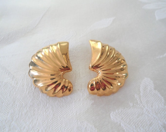 Napier Gold Tone Shell Shape Screw Back Earrings