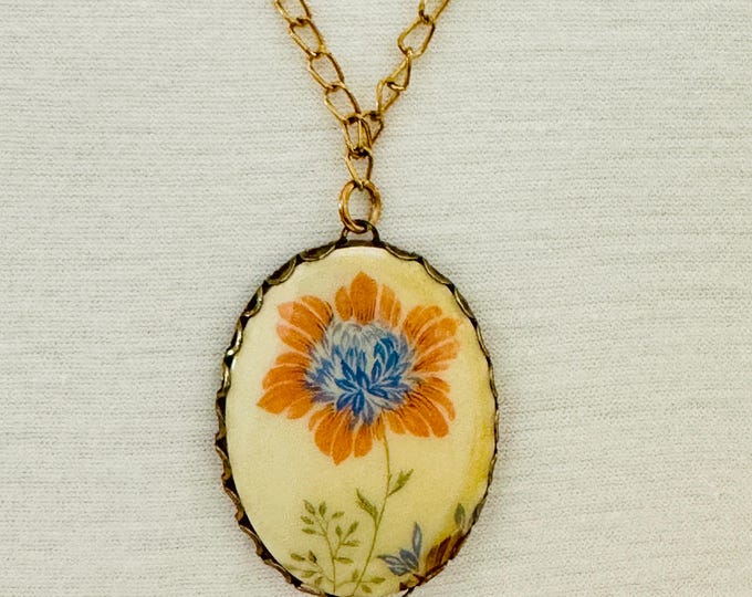 Gold Tone Floral Pendant Chain Necklace