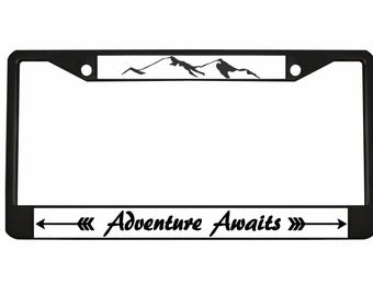 Moldura para placa de carro com design de montanhas e aventura aguarda, personalizada / Acessórios para carro, capa para porta-etiqueta de carro