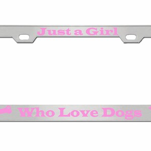 Marco de matrícula de metal personalizado con el logo de Just a Girl Who Loves Dogs. Accesorio para coche. Funda para portaetiquetas.