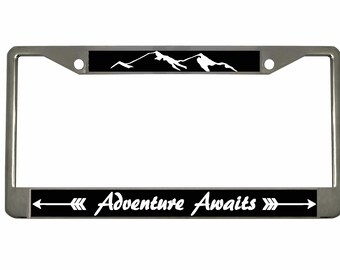 Moldura para placa de carro com design de montanhas e aventura aguarda, personalizada / Acessórios para carro, capa para porta-etiqueta de carro