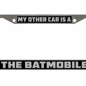 Puede incluir: Un marco de matrícula de metal plateado con texto en blanco y negro que dice "My other car is a The Batmobile".